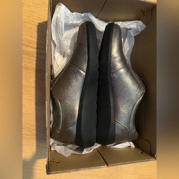 Clark’s Size 7.5 Shoes - Picture 5 of 13